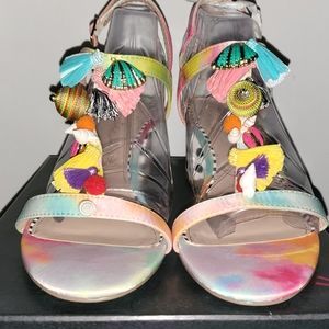 BETSEY JOHNSON Womens White Polka Dot Tie Dye Padded Seashells Accents T-Strap